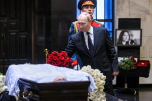 El presidente ruso, Vladímir Putin, asiste a la ceremonia de despedida de la difunta presidenta del Tribunal Supremo, Irina Podnosova, en el salón funerario del Hospital Clínico Central de Moscú, Rusia, el 24 de julio de 2025. Irina Podnosova falleció el 22 de julio de 2025 a los 72 años. (Rusia, Moscú)EFE/EPA/MKHAIL METZEL / SPUTNIK / KREMLIN POOL / POOL KREMLIN POOL / MANDATORY CREDIT