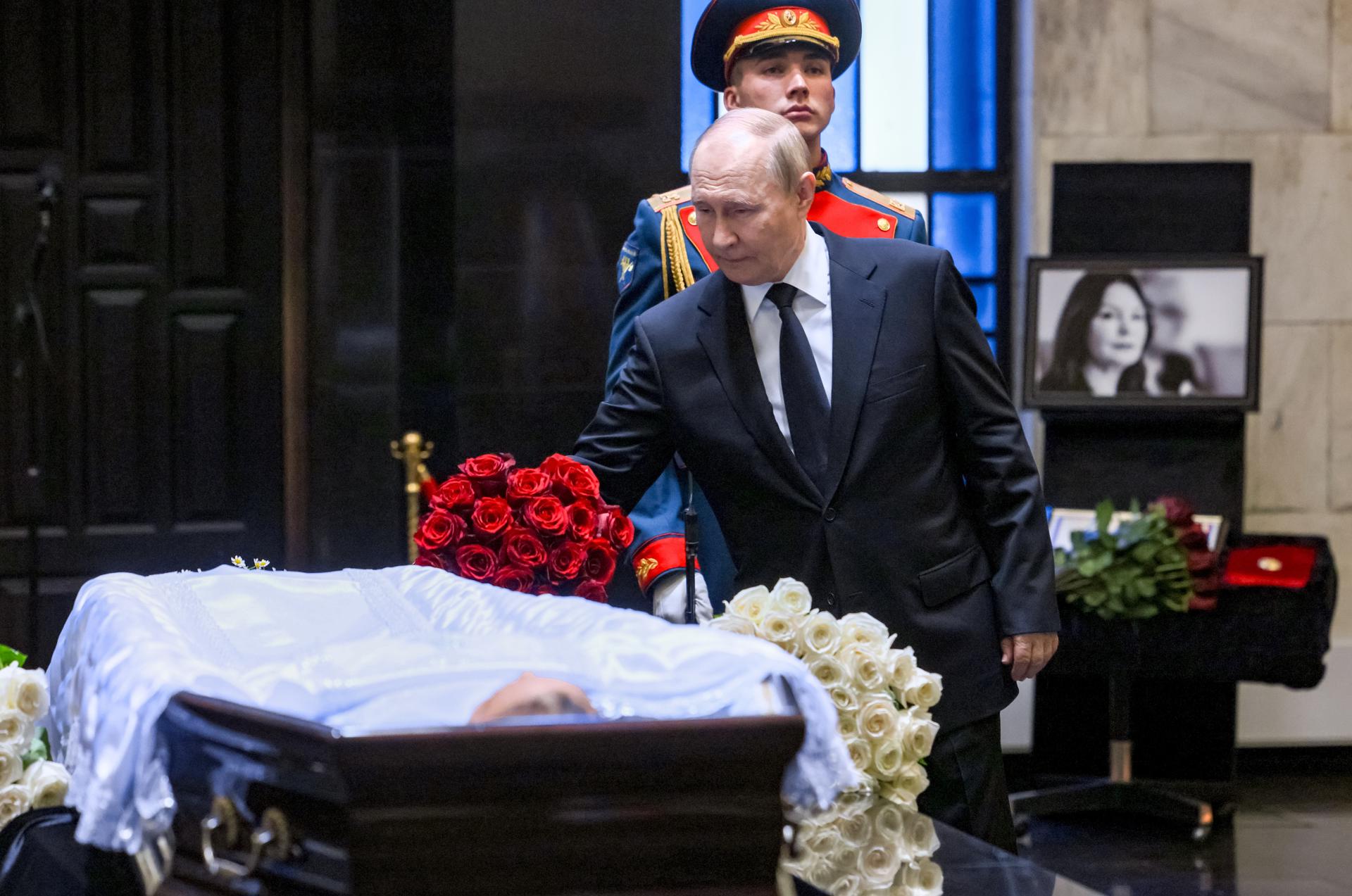 El presidente ruso, Vladímir Putin, asiste a la ceremonia de despedida de la difunta presidenta del Tribunal Supremo, Irina Podnosova, en el salón funerario del Hospital Clínico Central de Moscú, Rusia, el 24 de julio de 2025. Irina Podnosova falleció el 22 de julio de 2025 a los 72 años. (Rusia, Moscú)EFE/EPA/MKHAIL METZEL / SPUTNIK / KREMLIN POOL / POOL KREMLIN POOL / MANDATORY CREDIT