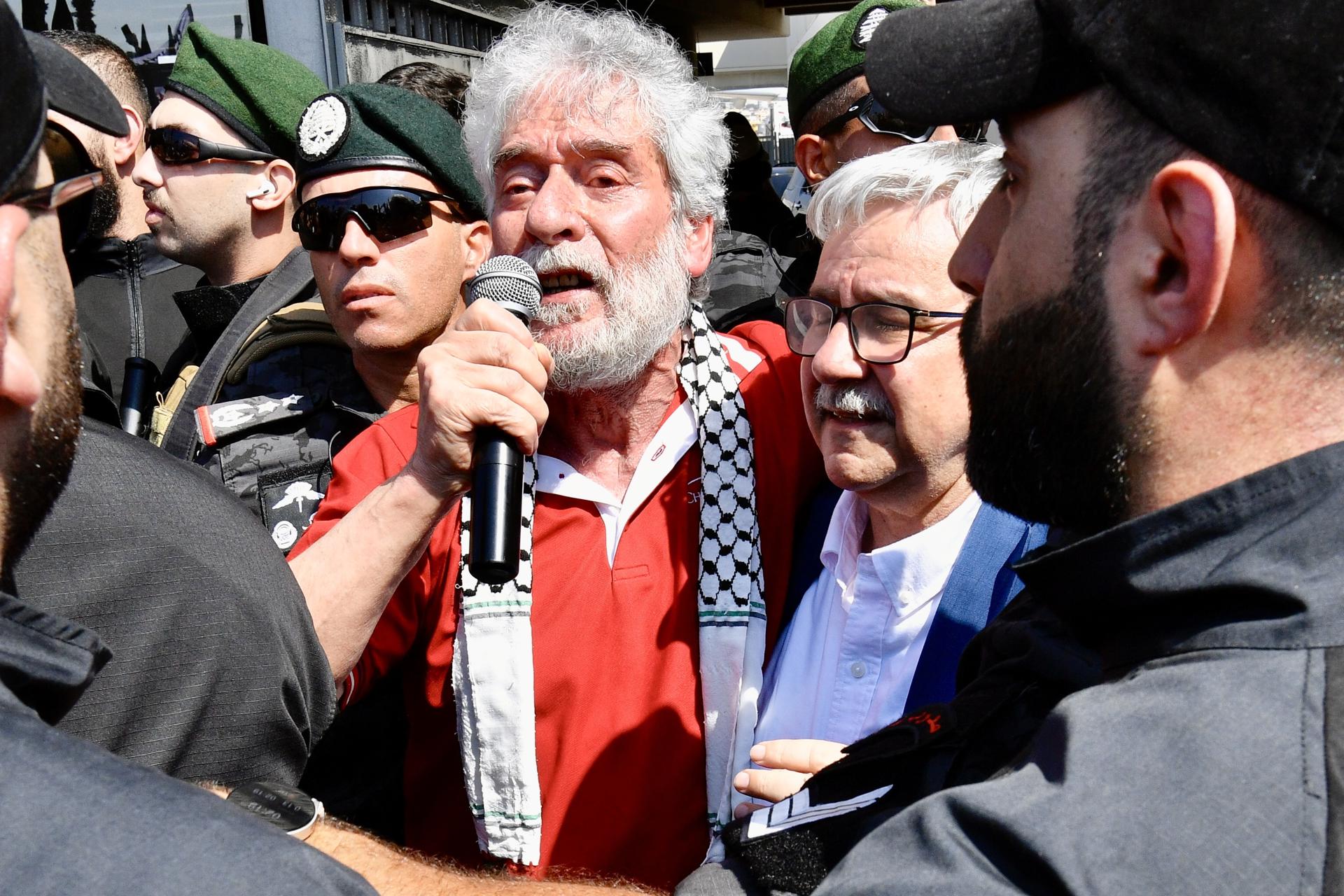 Beirut, 25 jul (EFE).- Tras pasar más de cuatro décadas encarcelado en Francia por complicidad en el asesinato de dos diplomáticos, el militante propalestino de izquierdas Georges Abdallah fue recibido este viernes en su Líbano natal entre gritos de "Libertad" y "Resistencia popular". EFE/EPA/ABBAS SALMAN
