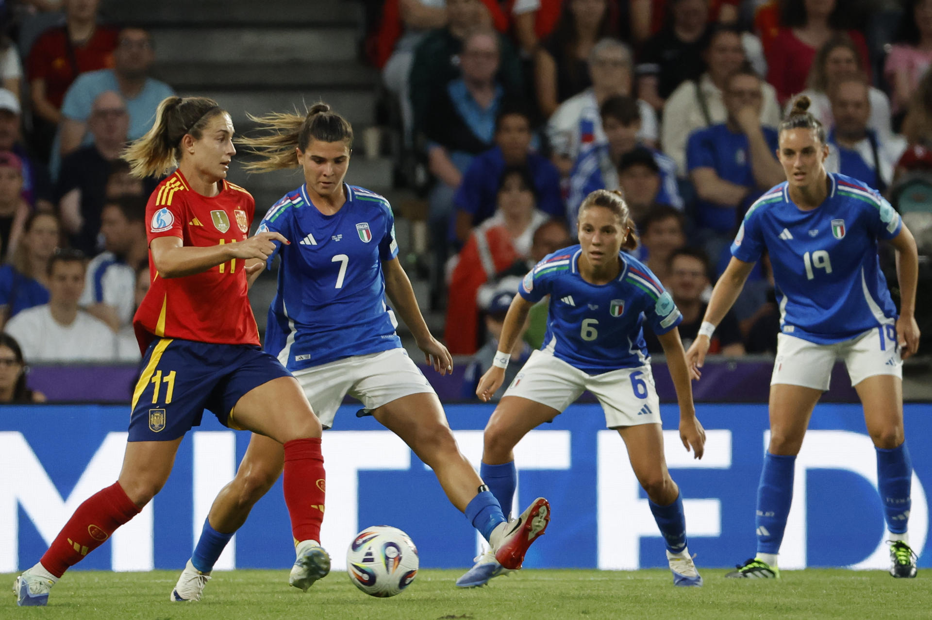 La centrocampista española Alexia Putellas (i) dirige el balón ante la defensa de la selección italiana este viernes, durante el partido del Grupo B de la Eurocopa 2025 que disputan las selecciones de Italia y España, en el Estadio Wankdorf, en Berna (Suiza). EFE/ Ana Escobar
