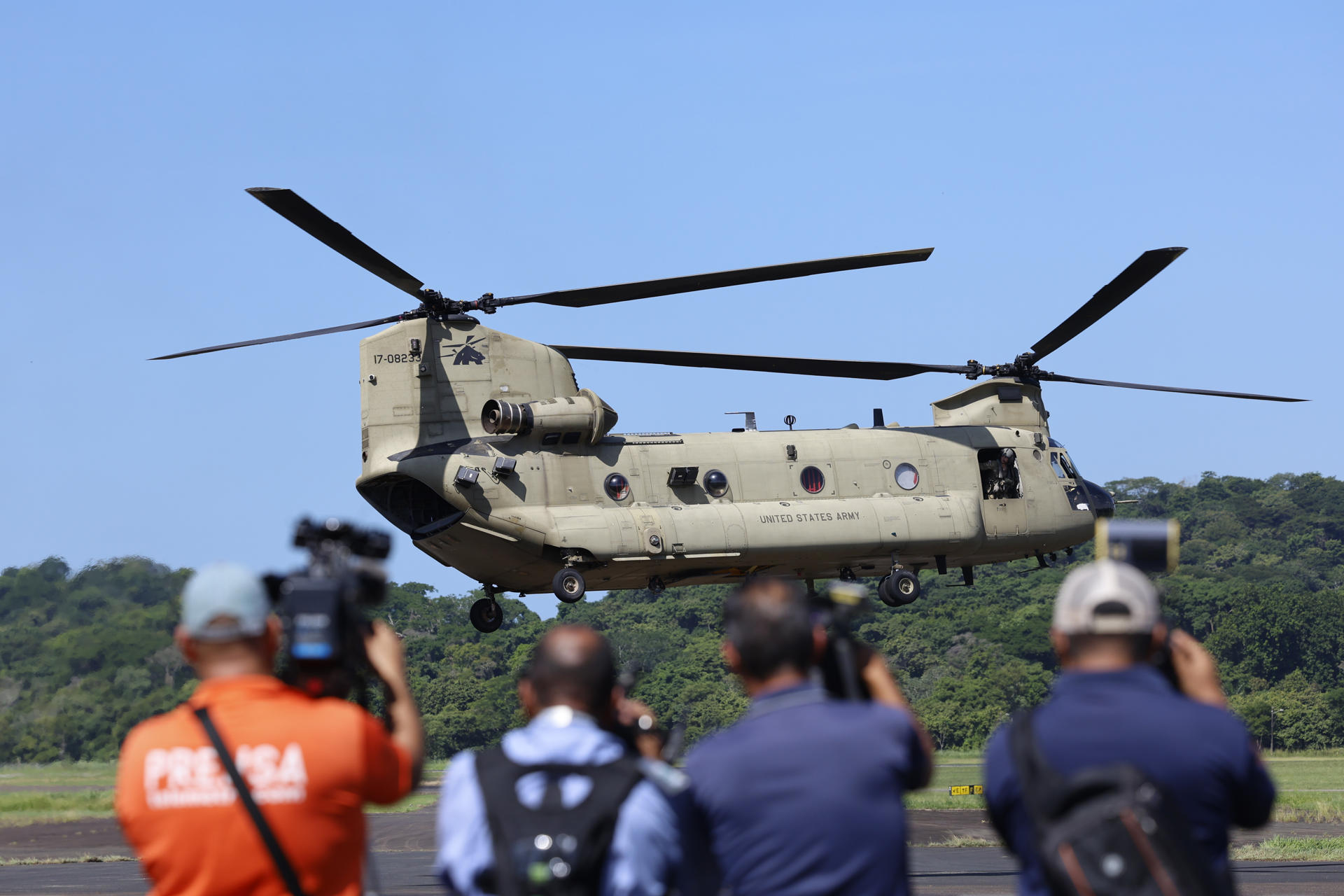 Integrantes de la prensa registran una aeronave durante ejercicios realizados entre las Fuerzas Armadas de Panamá y de Estados Unidos para reforzar la preparación ante amenazas a la seguridad del Canal de Panamá y otras infraestructuras estratégicas del país centroamericano, este lunes en la Base Aérea Teniente Octavio en Panamá Pacífico. EFE/ Bienvenido Velasco