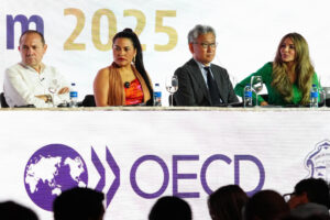 Fotografía cedida por la Alcaldía de Barranquilla que muestra desde la izquierda, al Ministro de Trabajo, Antonio Sanguino; la directora de Planeación Nacional, Natalia Irene Molina Posso; el secretario general adjunto de la Organización para la Cooperación y el Desarrollo Económicos (OCDE), Yoshiki Takeuch, y la gerente de Ciudad de la alcaldía de Barranquilla, Ana María Aljure, participando en un foro este miércoles, en Barranquilla (Colombia). EFE/ Alcaldía de Barranquilla
