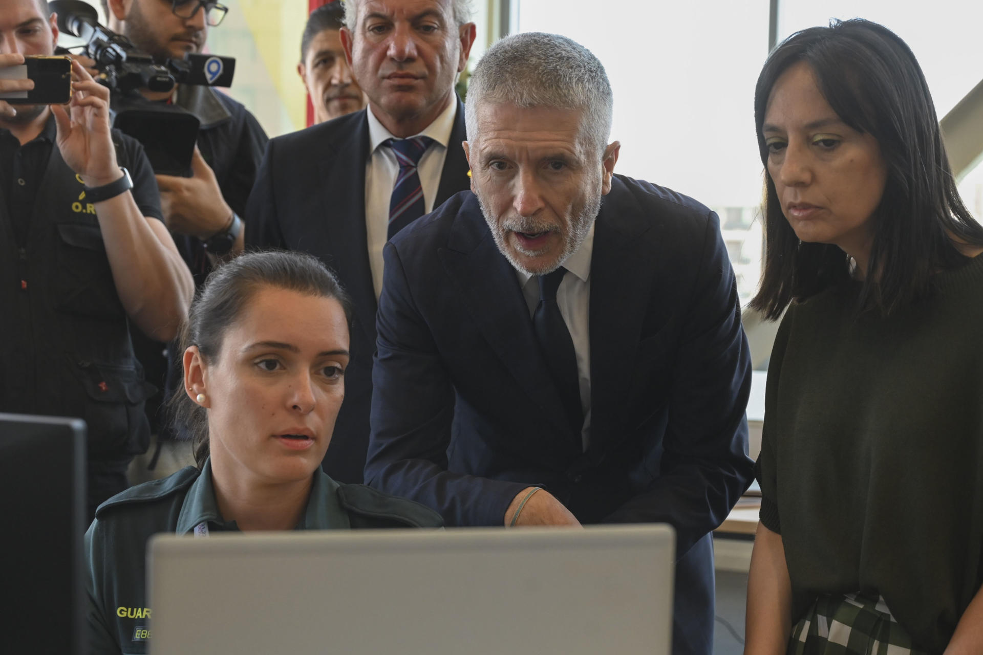 El ministro del Interior, Fernando Grande-Marlaska (c) junto a la directora de la Guardia Civil, Mercedes González (d), asisten a la presentación del sistema digitalizado de recepción de denuncia telemática de la Guardia Civil, este jueves en la sede del Instituto de Ciberseguridad (Incibe) en León. EFE/J Casares