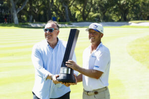 El estadounidense Talor Gooch junto al consejero de Turismo, Cultura y Deporte de la Junta de Andalucía Arturo Bernal, posa con el trofeo tras proclamarse ganador del LIV Andalucía de golf, en el campo de Valderrama en San Roque (Cádiz), este domingo. EFE/A.Carrasco