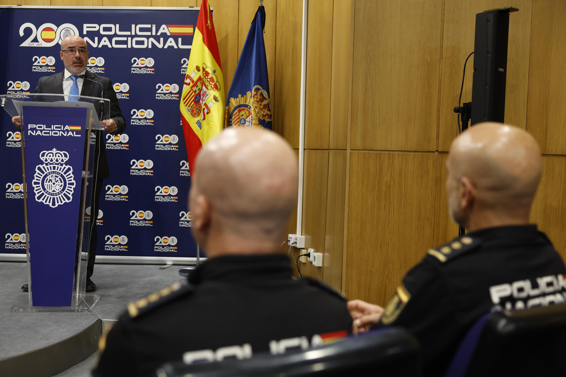 El delegado del Gobierno en Madrid, Francisco Martín (i) durante la rueda de prensa para explicar la desarticulación del conocido como Coro de los '4 Chorros', considerado una de las células más activas y violentas de los Dominicans Don't Play (DDP) en Madrid. EFE/ Mariscal
