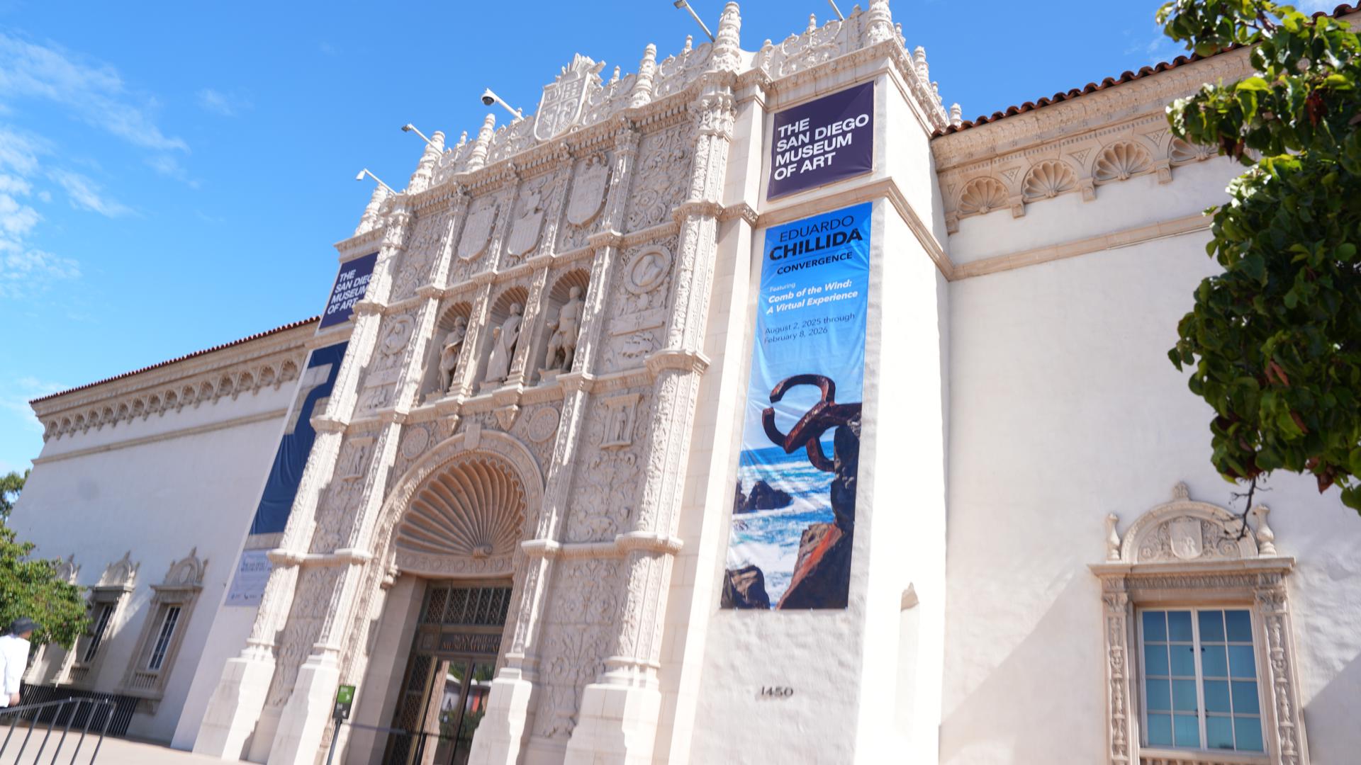 Fachada del Museo de Arte de San Diego con el cartel que anuncia la exposición 'Eduardo Chillida: Convergencia' del escultor y grabador español Eduardo Chillida (1924-2002) en San Diego, California. EFE/Manuel Ocaño