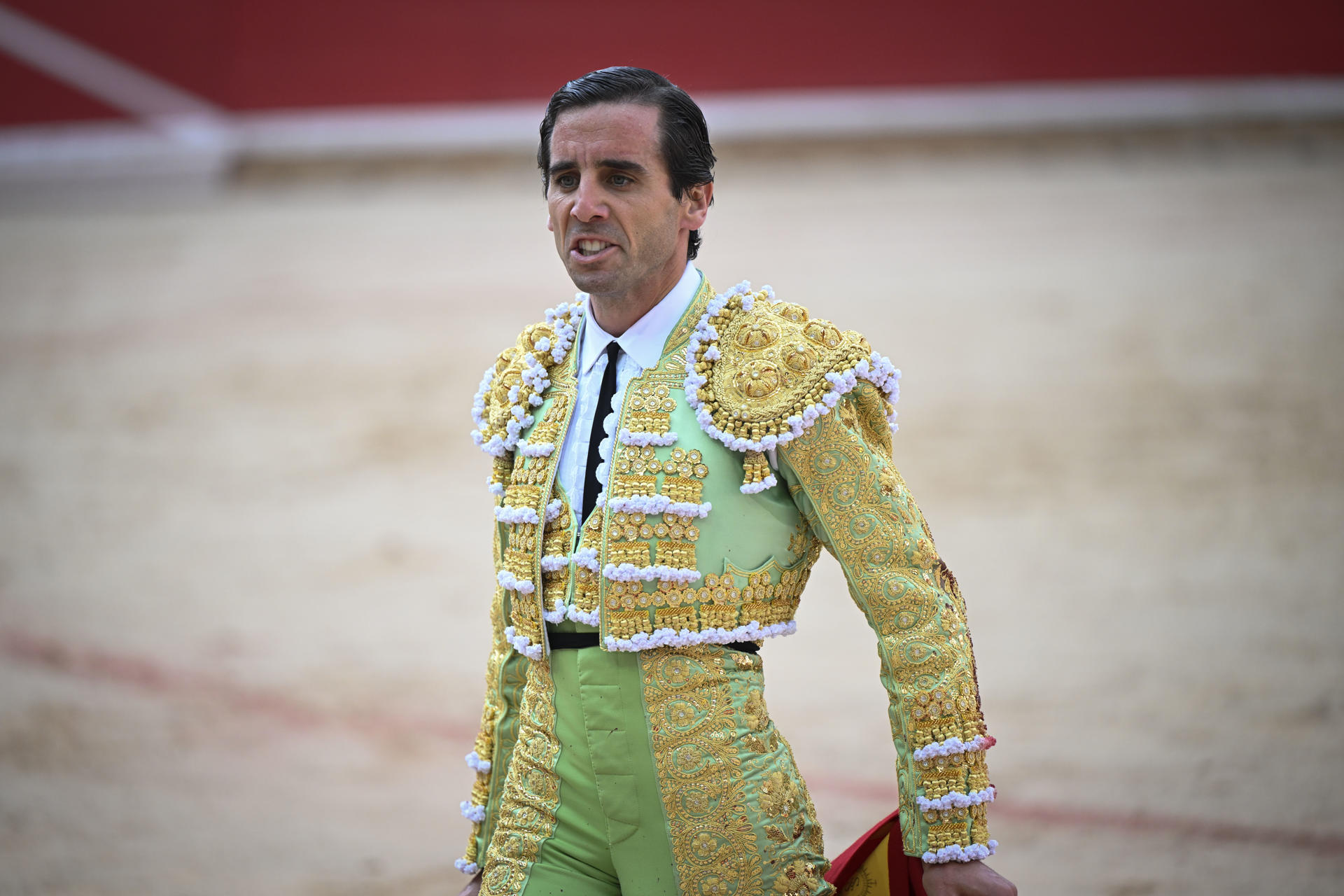 El torero Juan Ortega durante la lidia a su segundo toro de la tarde en la séptima de abono de la Feria de Toro de los Sanfermines 2025 con toros de la ganadería extremeña de Jandilla y en la que comparte cartel con los diestros Andrés Roca Rey y Pablo Aguado. EFE/Daniel Fernández
