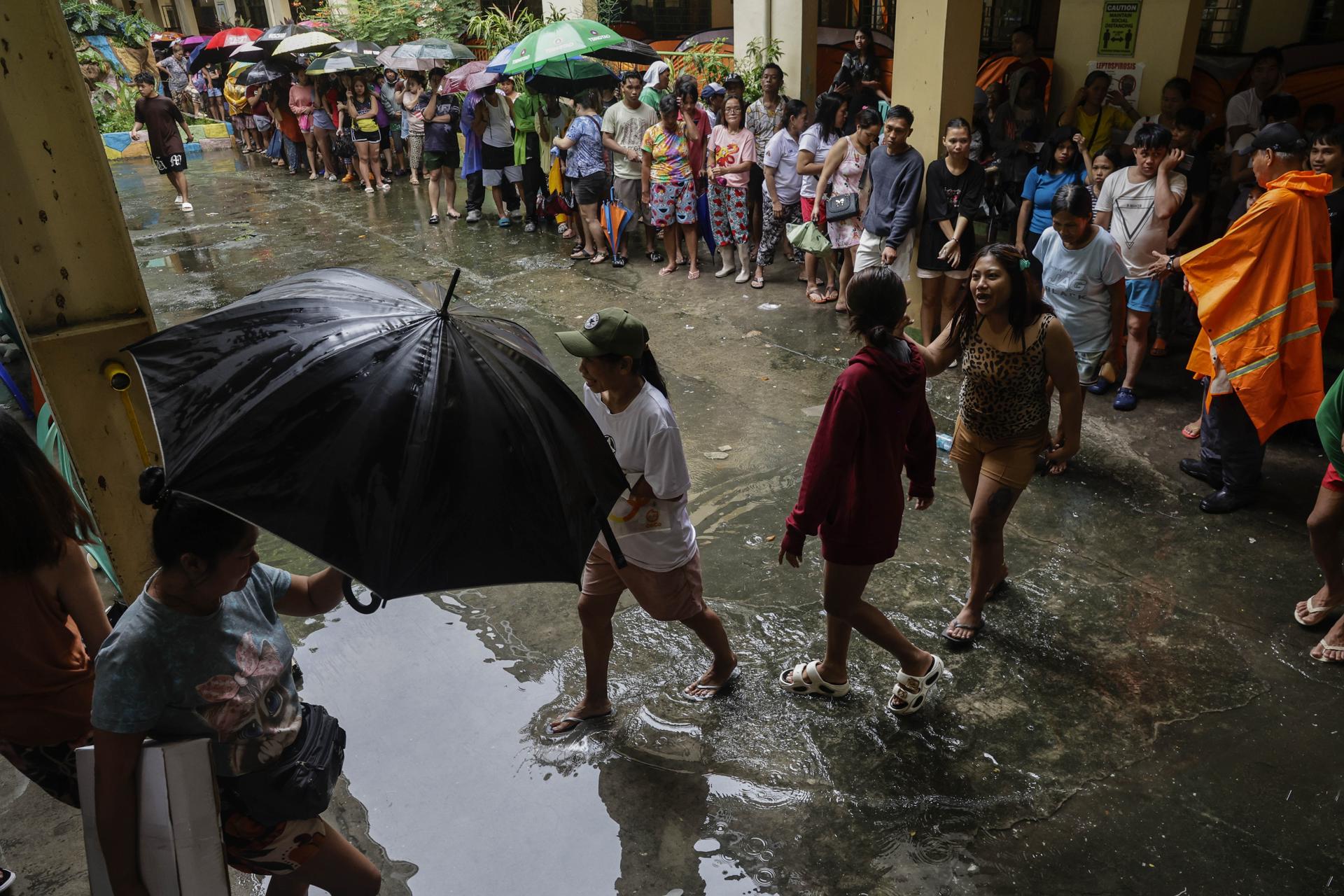 Filipinos reciben ayuda de emergencia tras el azote de la tormenta Wipha, que causó inundaciones en Manila.
EFE/EPA/ROLEX DELA PENA