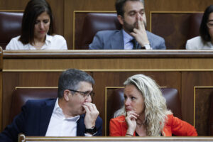El portavoz parlamentario del PSOE, Patxi López, conversa con Montse Minguez, durante la sesión de control al Gobierno en el Congreso. EFE/ Mariscal