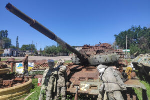 Tanques rusos y otros vehículos blindados, destruidos durante la defensa de la ciudad en 2022, todavía apilados el 6 de julio de 2025, en la entrada de Járkov (Ucrania). EFE/ Rostyslav Averchuk