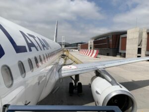 Fotografía de archivo de un avión de Latam. EFE/ Javier Martín