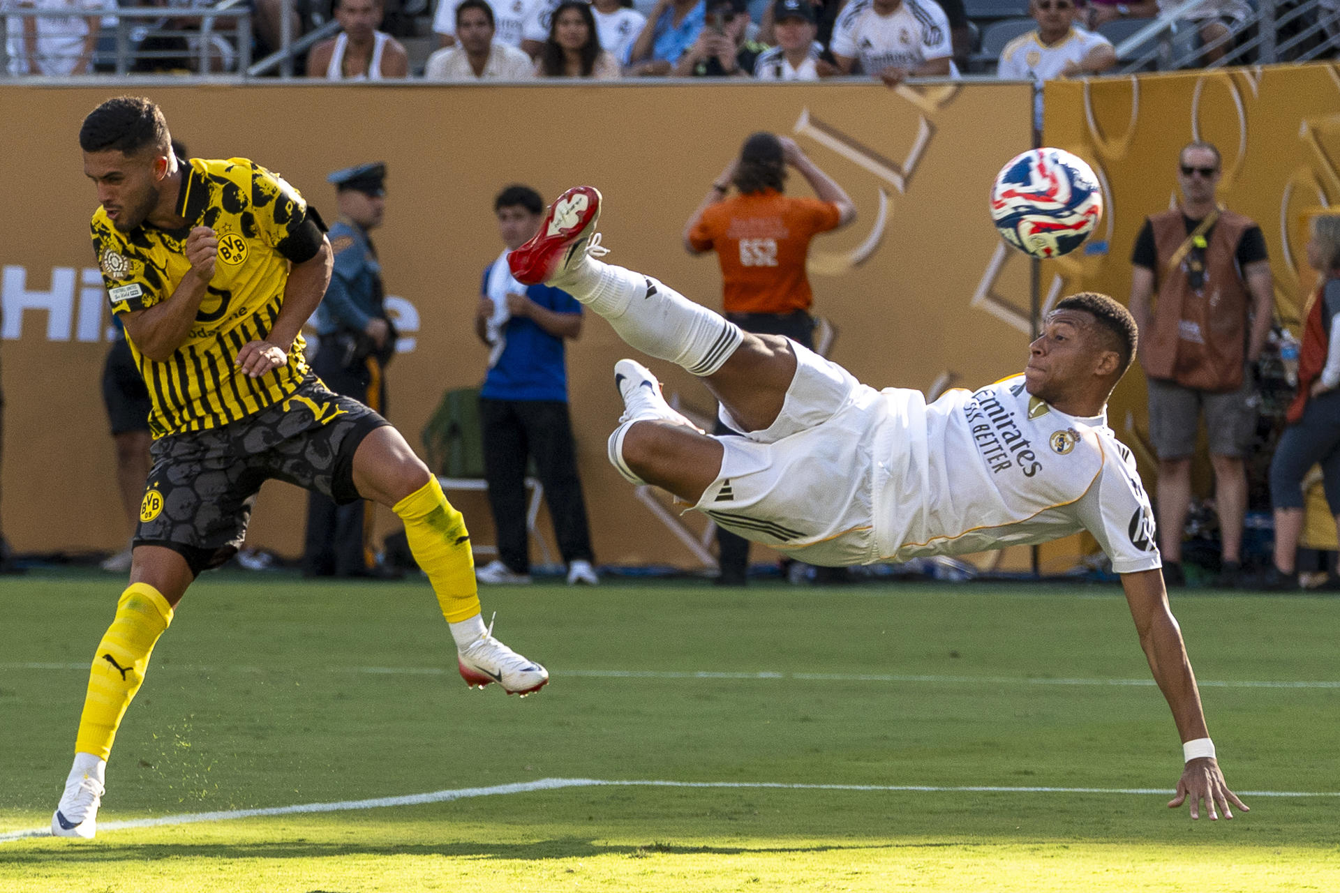 Kylian Mbappé (d) del Real Madrid patea de tijera para anotar ante Borussia Dortmund en el estadio MetLife de Nueva Jersey (EE.UU.). EFE/Ángel Colmenares