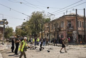 Servicios de emergencia inspeccionan el lugar de un ataque con drones en una zona residencial de Jarkov, noreste de Ucrania, el 7 de julio de 2025.EFE/EPA/SERGEY KOZLOV