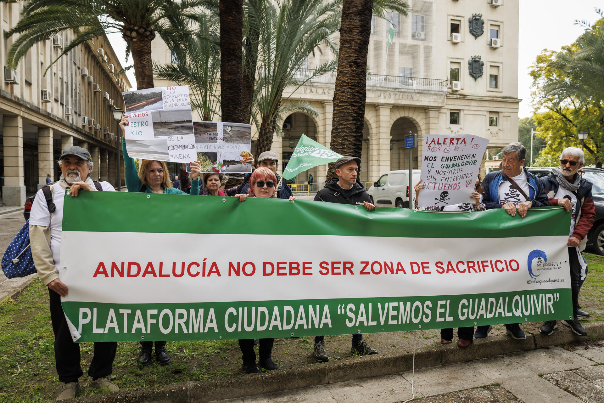 Imagen de la protesta convocada por Ecologistas en Acción en Andalucía y Greenpeace el pasado 4 de marzo coincidiendo con el juicio que se celebra por la adjudicación de los derechos de explotación de la mina de Los Frailes en Aznalcóllar, ante la Audiencia de Sevilla. EFE/ Julio Muñoz