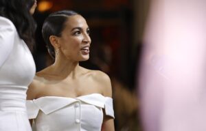 Foto de archivo de la legisladora demócrata Alexandria Ocasio-Cortez durante la gala del Met en 2021. EFE/EPA/JUSTIN LANE