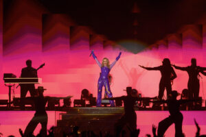 Un momento del concierto que ofrece esta noche la cantante australiana Kylie Minogue en la Plaza de España de Sevilla, el último concierto de esta temporada del Icónica Sevilla Fest que se celebra en la capital andaluza. EFE/Raúl Caro