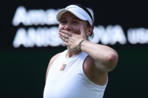 Amanda Anisimova tras ganar a la bielorrusa Aryna Sabalenka en las semifinales de Wimbledon. EFE/EPA/NEIL HALL