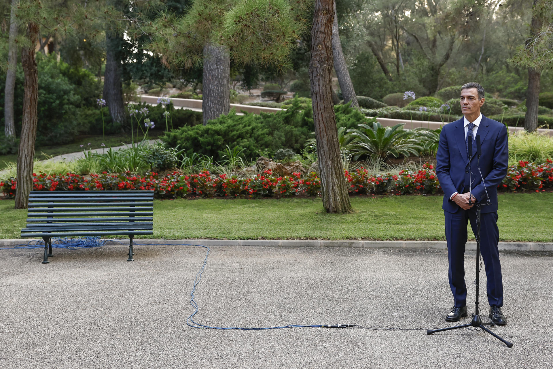 El presidente del Gobierno, Pedro Sánchez, ofrece declaraciones tras una reunión con el rey Felipe VI este martes, en el Palacio de Marivent, en Palma de Mallorca. EFE/ Ballesteros