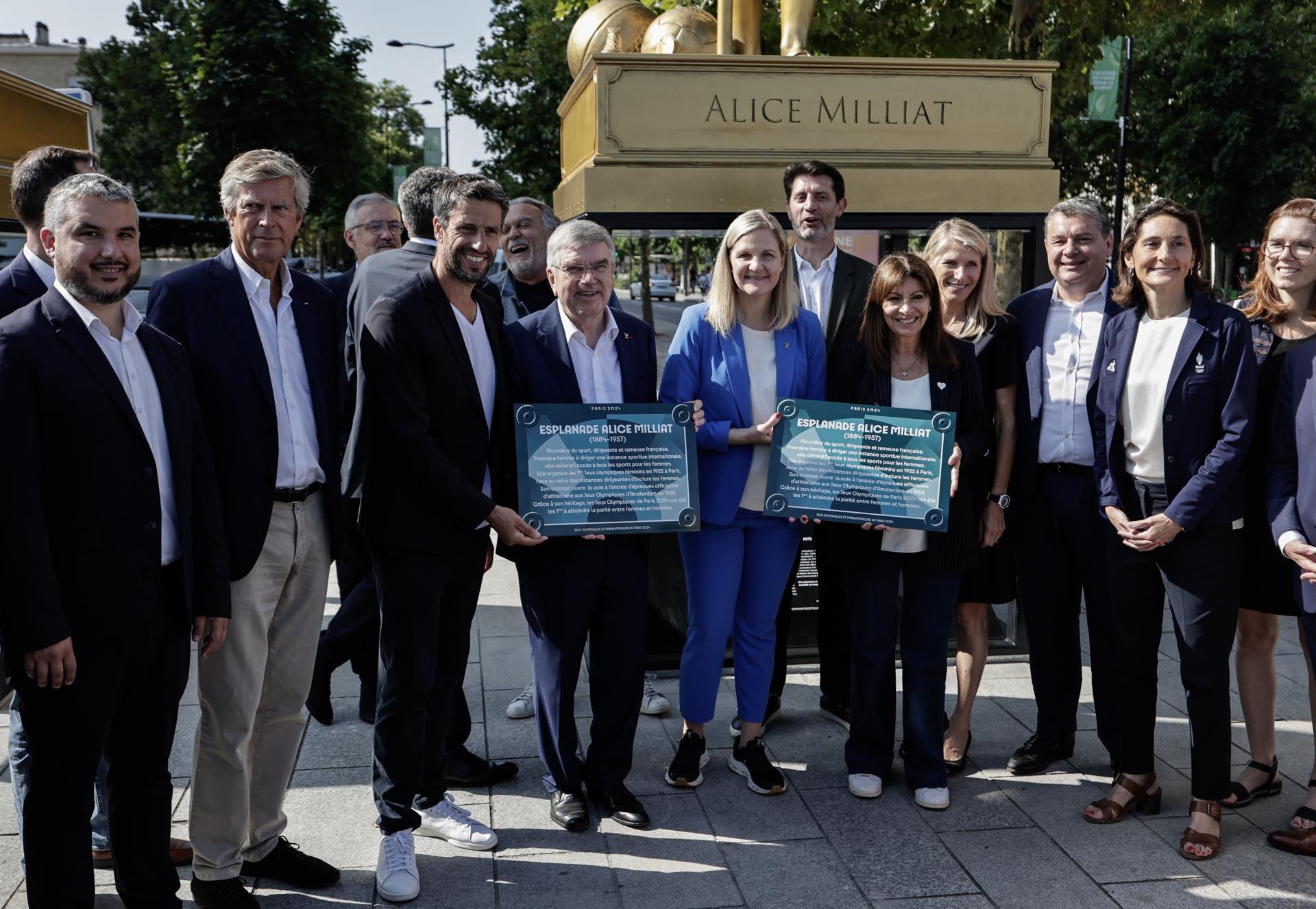 La presidenta del Comité Olímpico Internacional (COI), Kirsty Coventry (centro), su predecesor Thomas Bach (centro-izquierda), el miembro del COI Tony Estanguet (tercero por la izquierda), la ministra francesa de Deportes, Juventud y Vida Comunitaria, Marie Barsacq (cuarta por la derecha), la alcaldesa de París, Anne Hidalgo (centro-derecha), y la exministra de Deportes y de los Juegos Olímpicos y Paralímpicos, Amélie Oudéa-Castéra (segunda por la derecha), posan durante la inauguración de las 10 estatuas de mujeres pioneras francesas —expuestas durante los Juegos Olímpicos de 2024— en la rue de la Chapelle, como parte de las celebraciones del primer aniversario de los Juegos Olímpicos de París 2024. EFE/EPA/STEPHANE DE SAKUTIN / POOL MAXPPP OUT