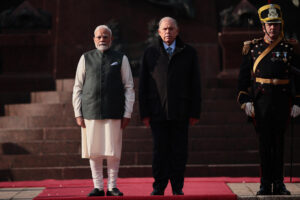 El primer ministro de la India Narendra Modi (i) posa junto al canciller argentino Gerardo Werthein (c) este sábado, en la Plaza San Martín en Buenos Aires (Argentina). EFE/STR