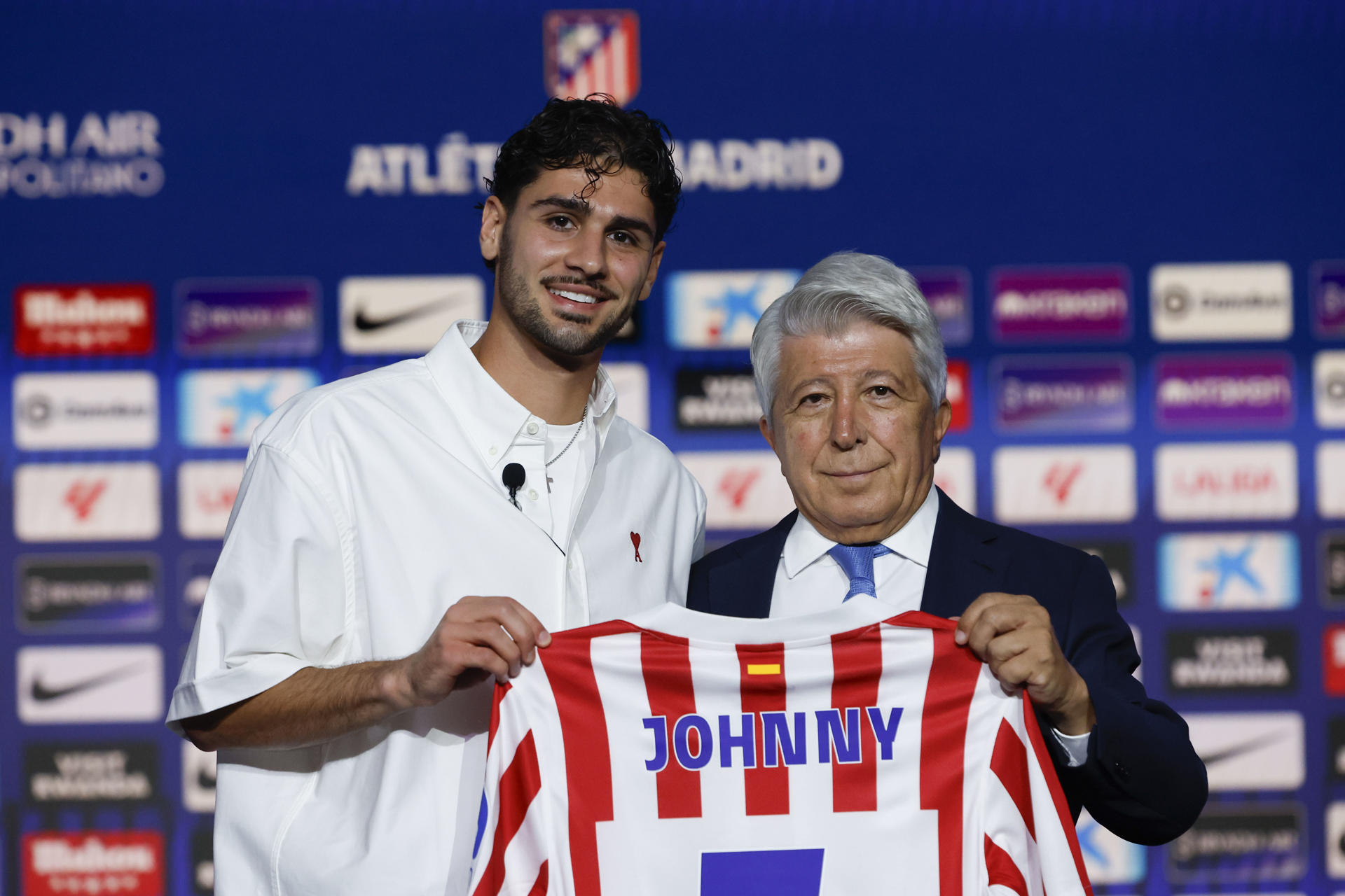 El mediocentro estadounidense Johnny Cardoso durante su presentación como nuevo jugador del Atlético de Madrid en el estadio Metropolitano de Madrid. EFE/ Mariscal