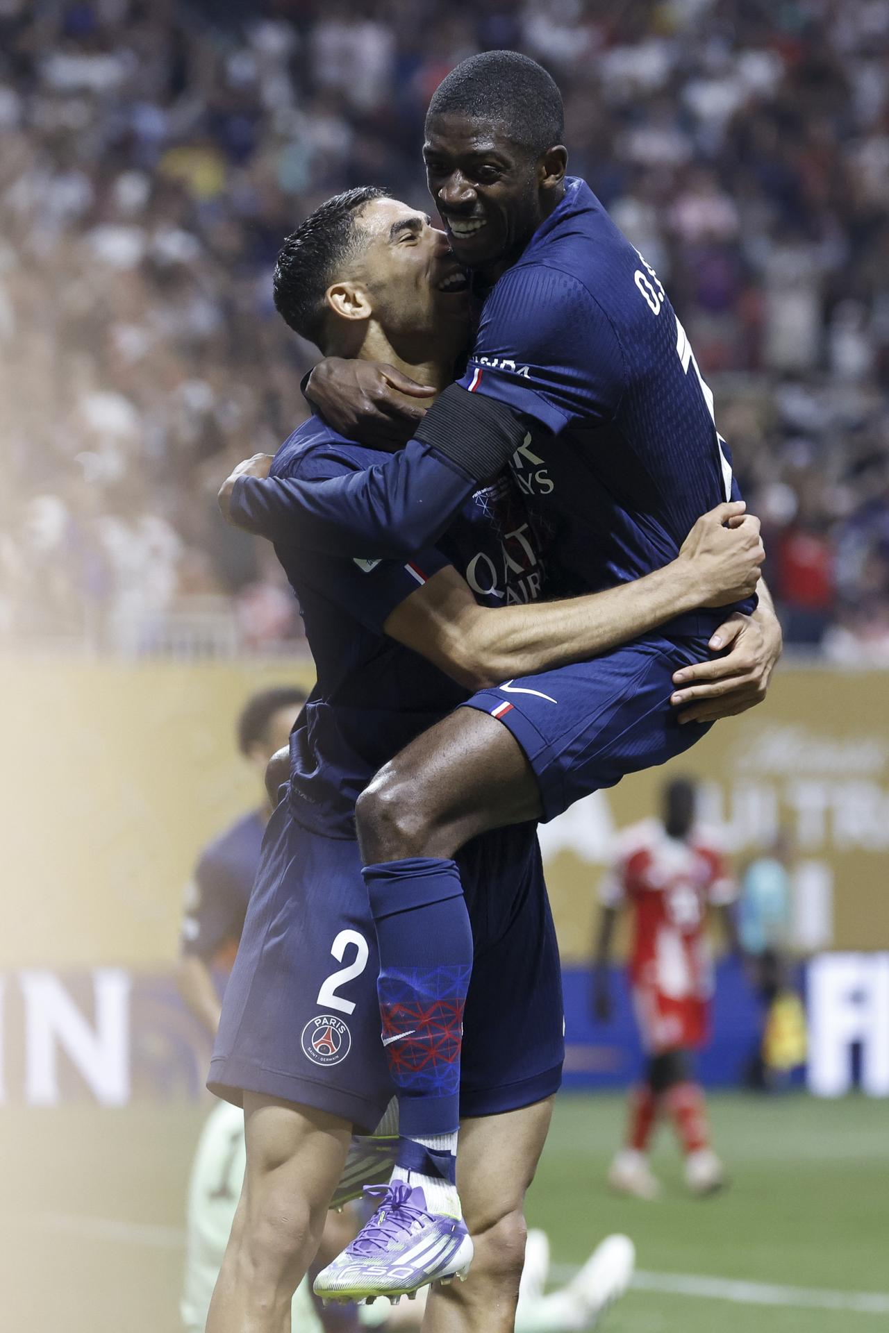 Ousmane Dembele (d) del PSG celebra con su compañero Achraf Hakimi luego de anotar el 2-0 ante Bayern Múnich en los cuartos de final del Mundial de Clubes. EFE/ERIK S. LESSER