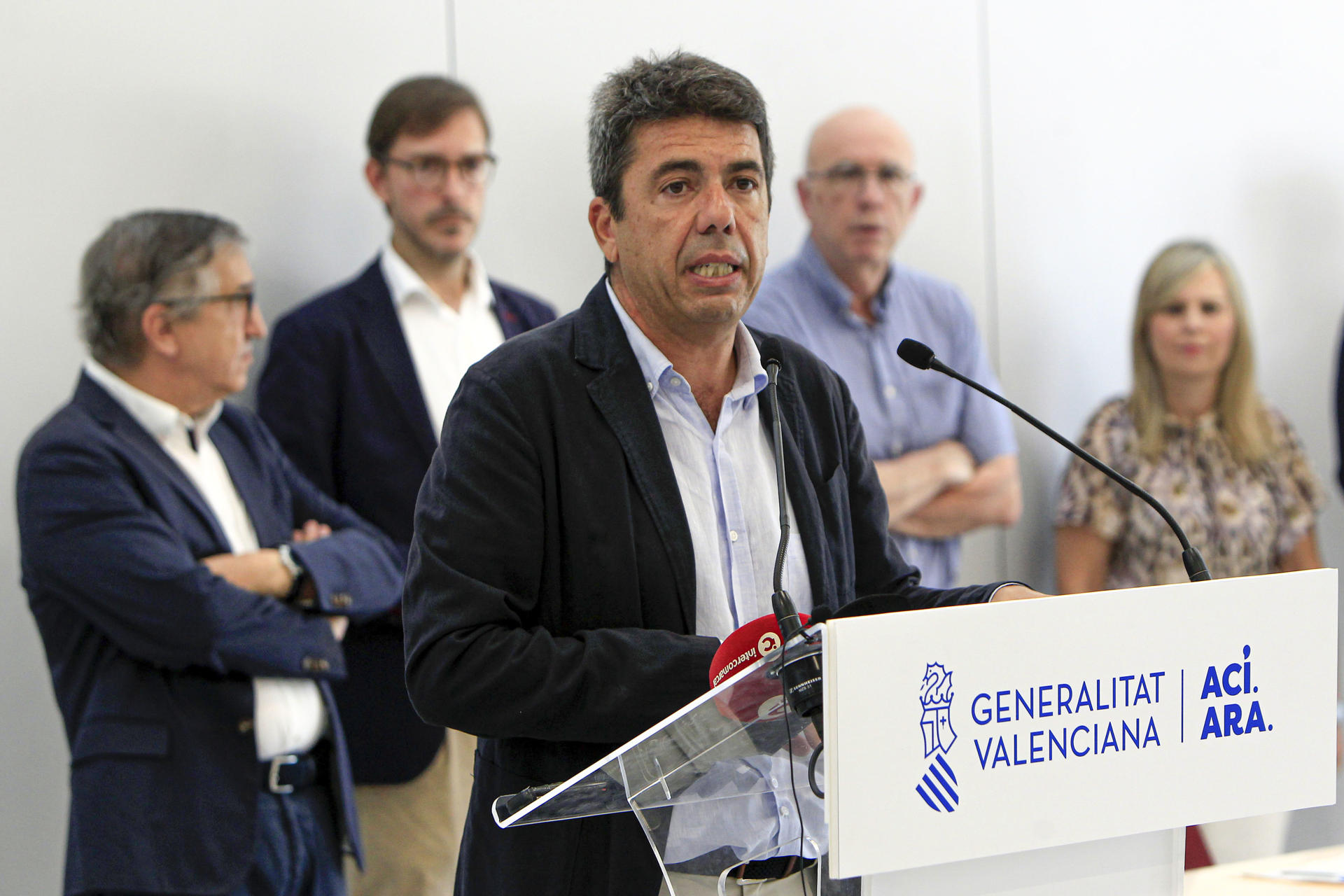 El president de la Generalitat, Carlos Mazón, ha visitado, este viernes, el nuevo IES Azorín de Petrer (Alicante), cuya edificación se inició en 2007. EFE/Pep Morell