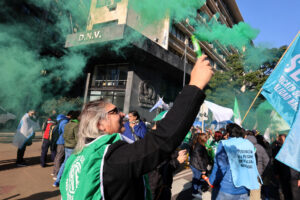 Personas se manifiestan durante una protesta frente a la sede de la Dirección Nacional de Vialidad este martes, en Buenos Aires (Argentina). EFE/Matías Martín Campaya