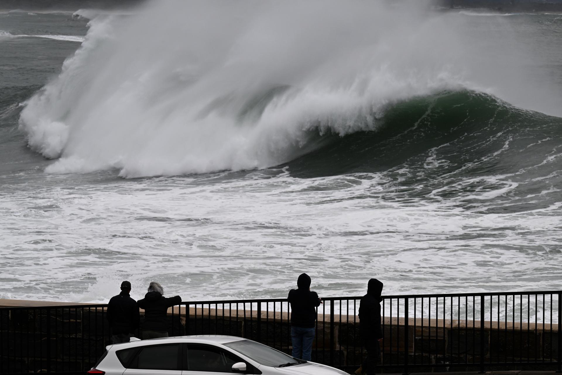 Enormes olas provocadas por el temporal que golpea la región australiana de Nueva Gales del Sur, cuya capital es Sídney.
EFE/EPA/DEAN LEWINS NO ARCHIVING AUSTRALIA AND NEW ZEALAND OUT
