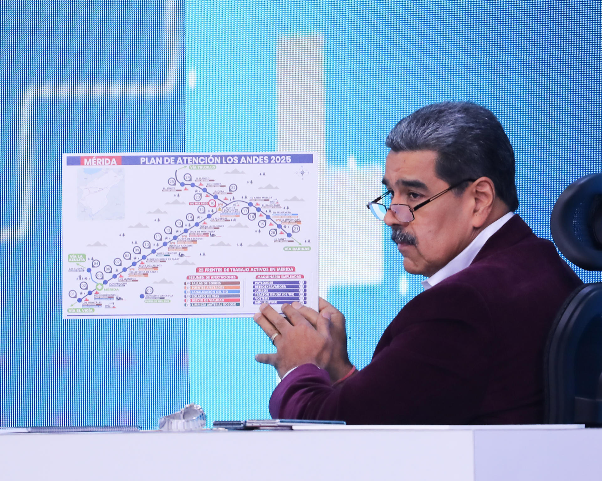 Fotografía cedida por Prensa del Palacio de Miraflores donde se observa a Nicolás Maduro informando sobre la situación que atraviesa Venezuela por causa de las lluvias. EFE/ Palacio Miraflores