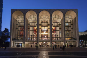 Fotografía sin fecha específica cedida por la Metropolitan Opera House de Nueva York que muestra la fachada de la Metropolitan Opera House, en Nueva York (EE.UU.).