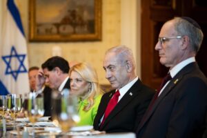 El primer ministro israelí, Benjamín Netanyahu (2d), en una cena en la Casa Blanca, el 7 de julio de 2025. EFE/ALEXANDER DRAGO / POOL