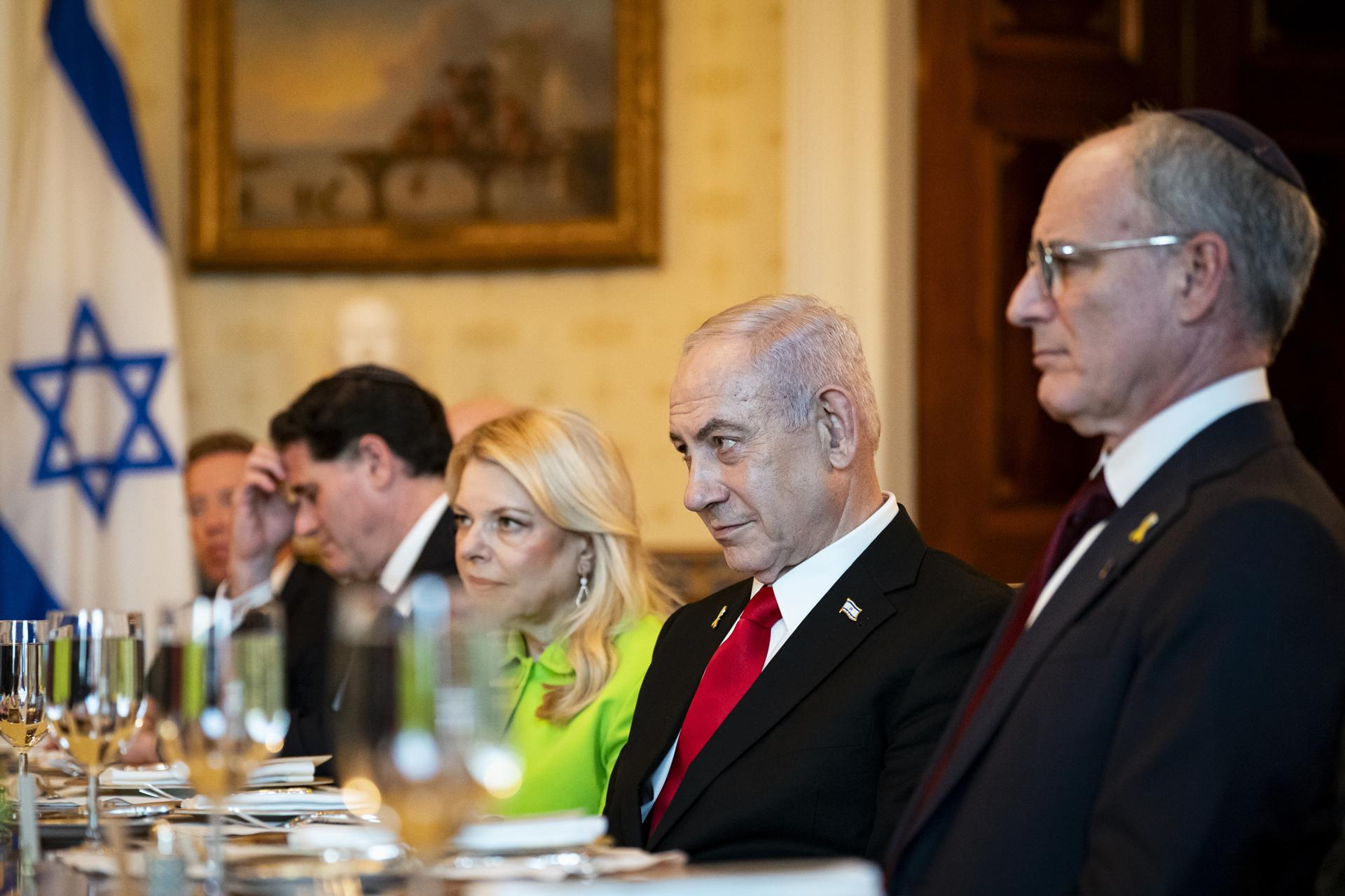 El primer ministro israelí, Benjamín Netanyahu (2d), en una cena en la Casa Blanca, el 7 de julio de 2025. EFE/ALEXANDER DRAGO / POOL