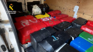 La Guardia Civil ha detenido a cinco personas en una operación que ha impedido la entrada de 1.500 kilos de cocaína que pretendían ser introducidos por las costas de Rota y Cádiz, tras interceptar dos embarcaciones recreativas con 70 fardos ocultos en dobles fondos. EFE/Guardia Civil / SOLO USO EDITORIAL/SOLO DISPONIBLE PARA ILUSTRAR LA NOTICIA QUE ACOMPAÑA (CRÉDITO OBLIGATORIO)