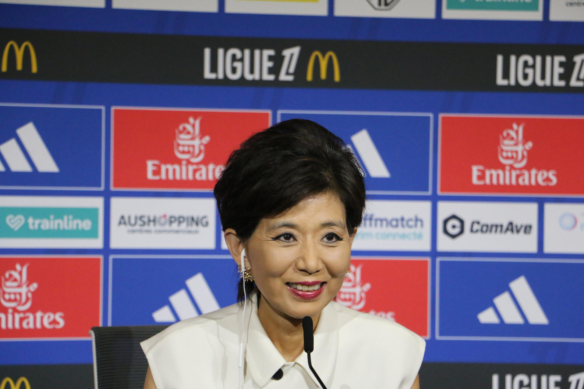 La empresaria Michele Kang ofrece una rueda de prensa en el estadio Groupama Stadium, este miércoles. EFE/Javier Villagarcía