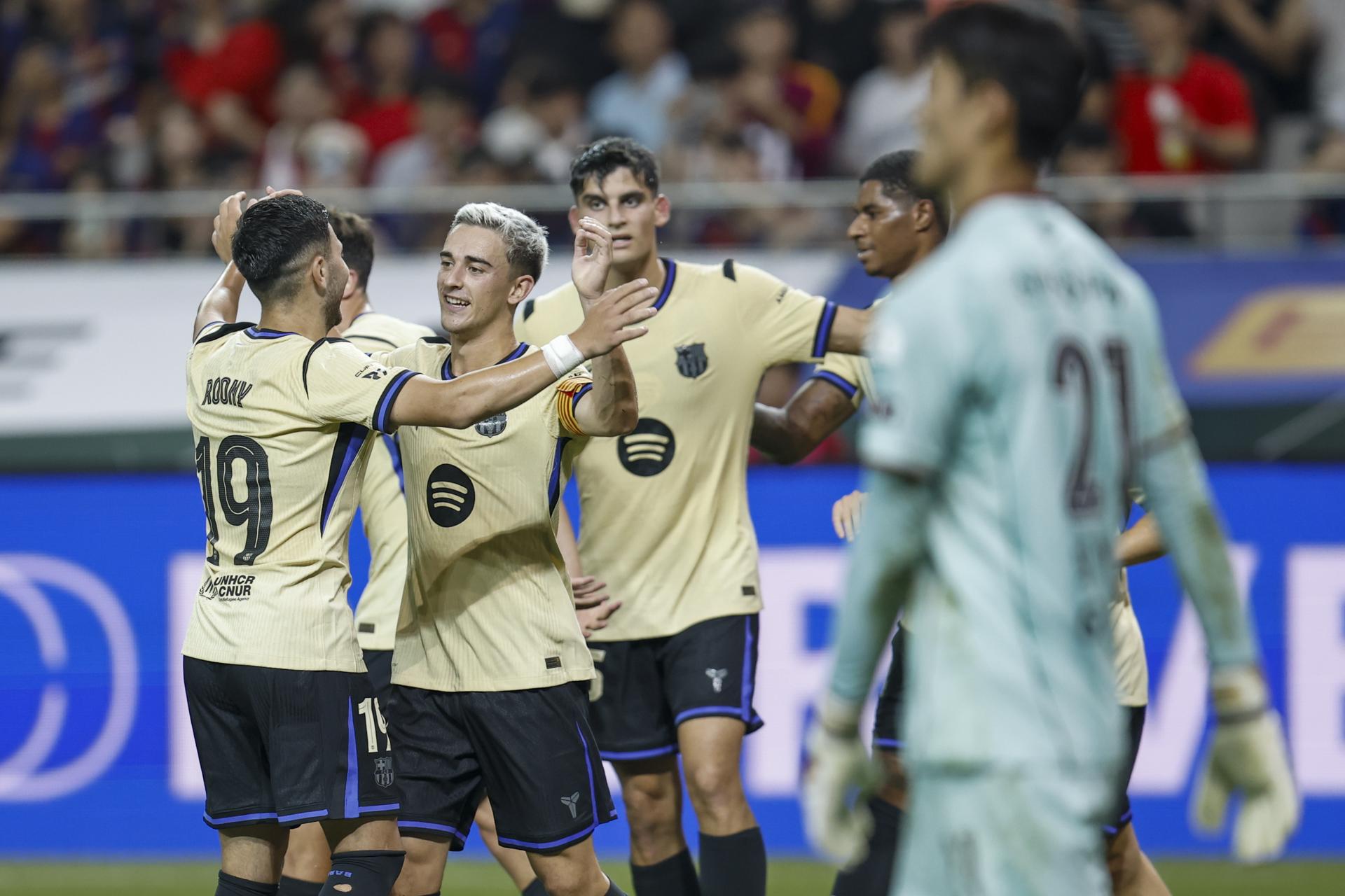 Gavi (2I), del FC Barcelona, celebra después de anotar un gol durante el amistoso de pretemporada entre el FC Seul y el FC Barcelona en el Estadio Mundialista de Seúl, Corea del Sur. EFE/EPA/JEON HEON-KYUN