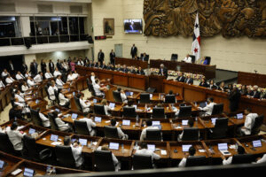 El presidente de Panamá, José Raúl Mulino (c), habla durante una sesión de la Asamblea Nacional este martes, en Ciudad de Panamá (Panamá). EFE/ Bienvenido Velasco