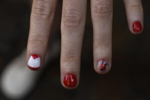 Uñas pintadas con motivos sanfermineros. EFE/ Jesús Diges