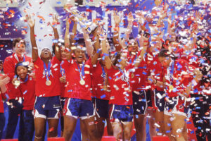 Jugadoras de Estados Unidos levantan el trofeo de campeonas luego de derrotar a Brasil en el partido por la final de la FIBA Women’s Americup entre las selecciones de Brasil y Estados Unidos en el Centro de Deportes Colectivos del Parque Estadio Nacional en Santiago (Chile). EFE/ Esteban Garay