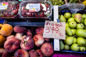 Imagen de archivo de un puesto de fruta en un mercado de Barcelona.EFE/ Quique García