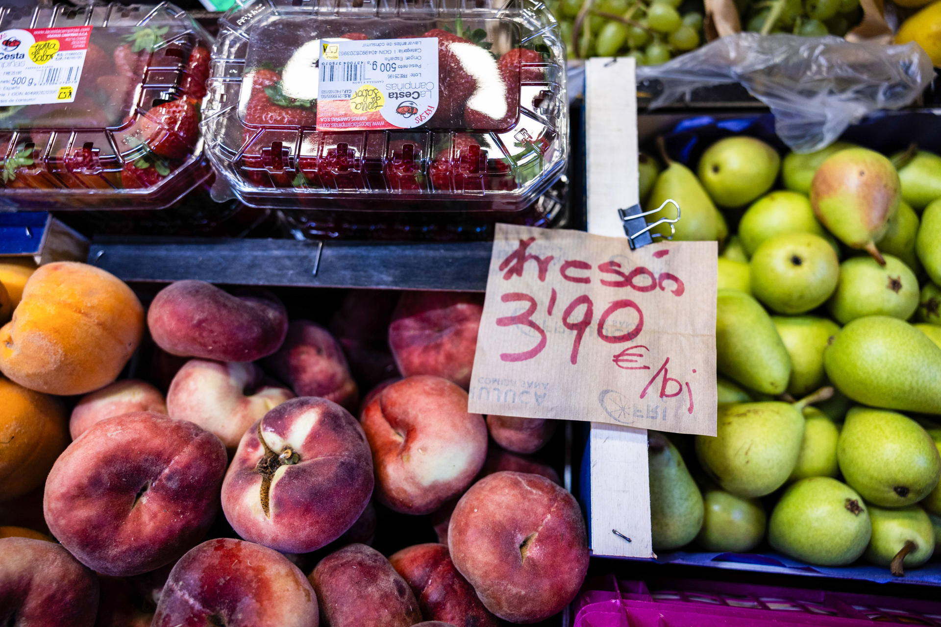 Imagen de este martes de fruta de temporada en un establecimiento de Toledo. EFE/Ángeles Visdómine