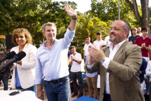 El líder del PP, Alberto Núñez Feijóo (2d), acompañado del presidente del PPC, Alejandro Fernández (d).EFE/ Quique García