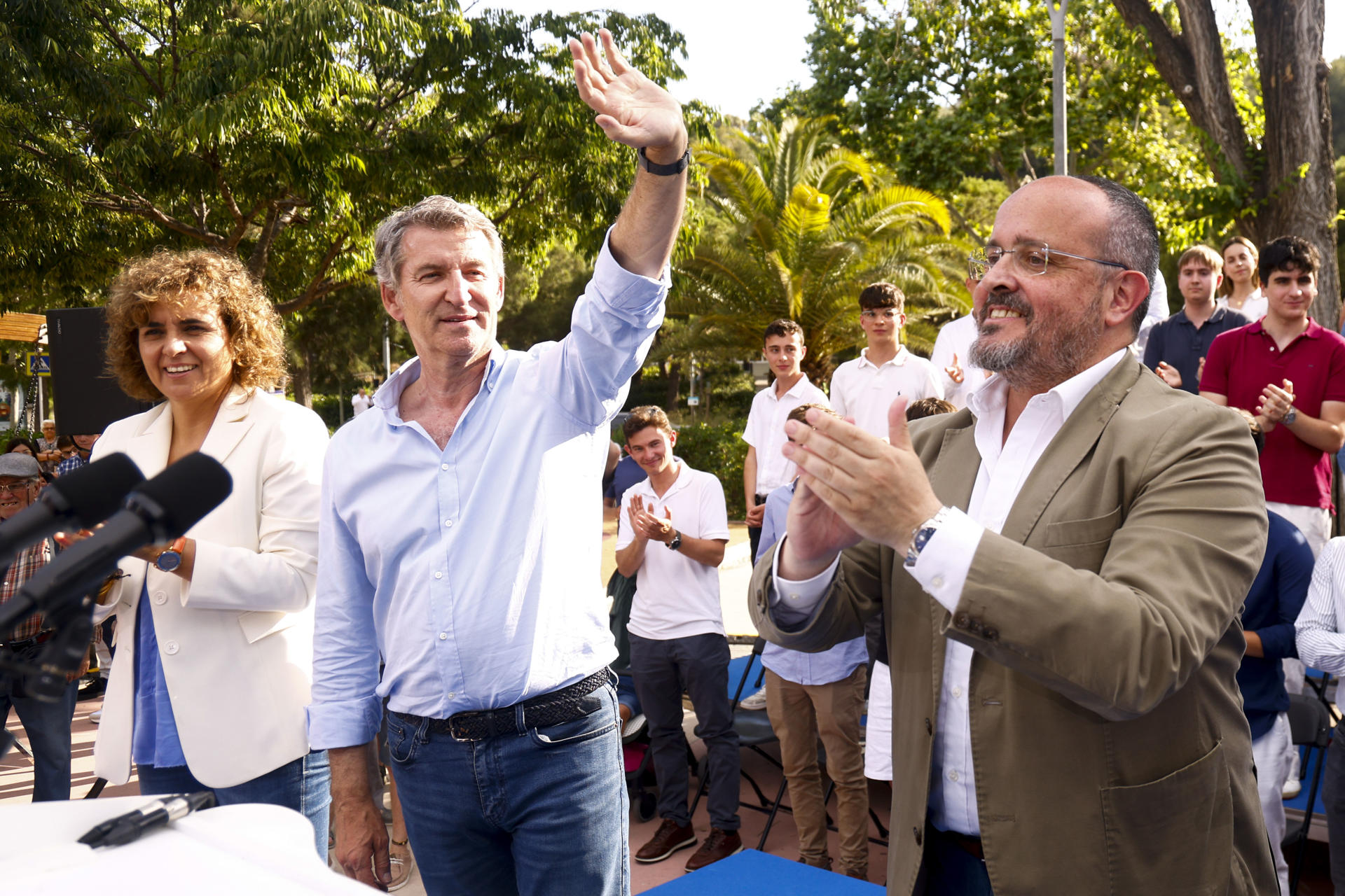 El líder del PP, Alberto Núñez Feijóo (2d), acompañado del presidente del PPC, Alejandro Fernández (d).EFE/ Quique García