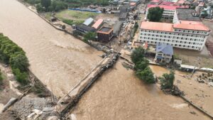 Tianjin (China), 28/07/2025.- An aerial photo shows a road and a bridge affected by flood at Xiaying Village of Xiaying Town, Jizhou District of north China's Tianjin, 28 July 2025 (issued 29 July 2025). Houses, bridges, and power lines in parts of the district were damaged by flooding caused by recent heavy rainfall and upstream runoff, while local emergency operations including search and rescue, evacuation, and disaster relief continue. (Inundaciones) EFE/EPA/XINHUA / Li Ran CHINA OUT / UK AND IRELAND OUT / MANDATORY CREDIT EDITORIAL USE ONLY