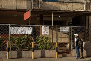 Un hombre espera en un centro electoral este domingo en Maracaibo (Venezuela). EFE/ Henry Chirinos