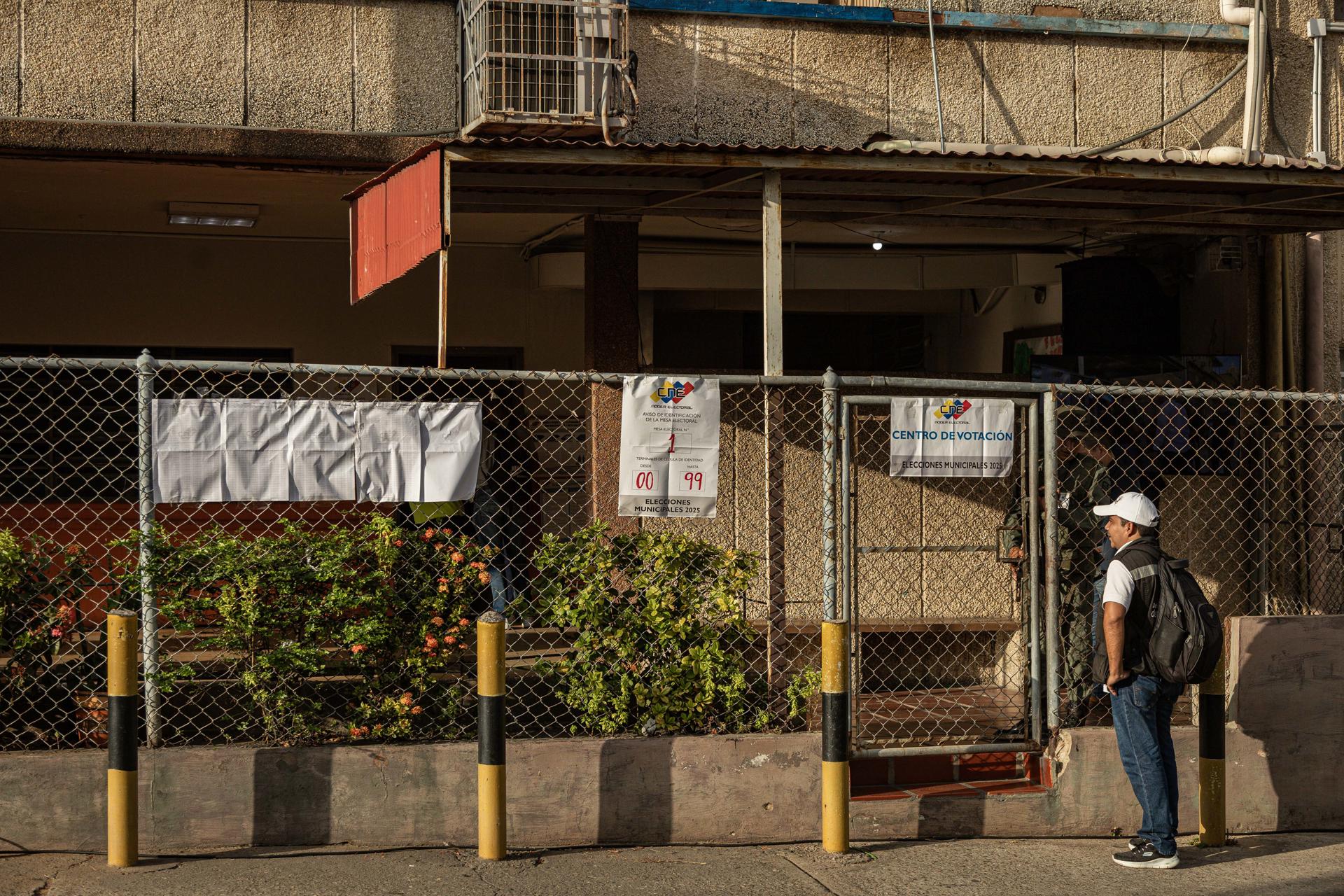 Un hombre espera en un centro electoral este domingo en Maracaibo (Venezuela). EFE/ Henry Chirinos
