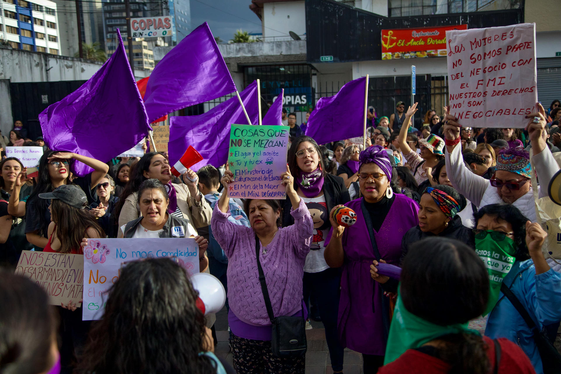 Un grupo de mujeres fue captado este lunes, 28 de julio, al protestar por la fusión del Ministerio ecuatoriano de la Mujer al de Gobierno, a las afueras del que fuera el Ministerio de la Mujer, en Quito (Ecuador). EFE/Gianna Benalcazar