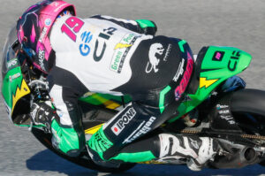 Fotografía de José Manuel Vidal, en la que puede verse en una imagen de archivo del 26 de abril de 2025 al piloto británico de Moto 3 Scott Ogden. EFE