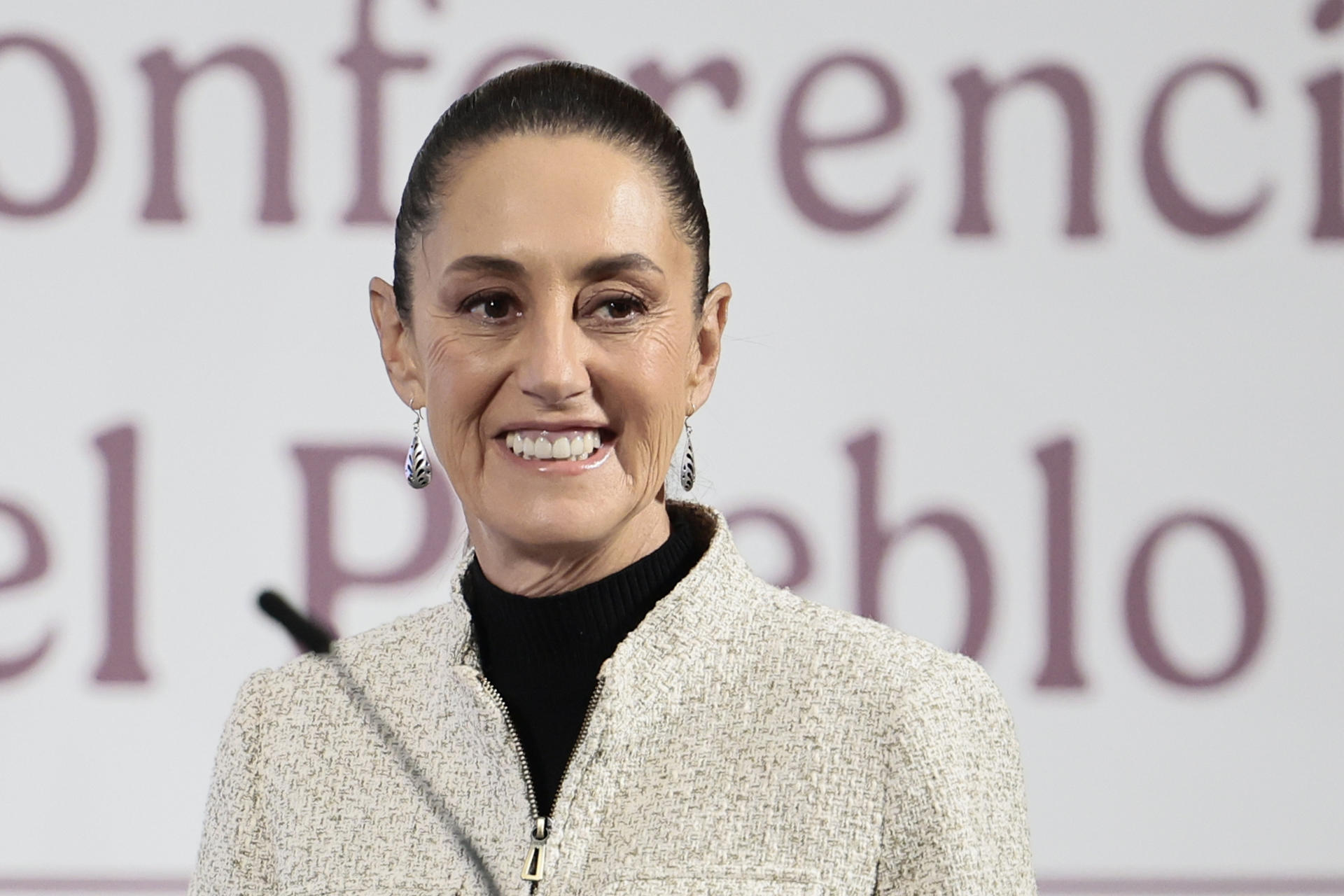 La presidenta de México, Claudia Sheinbaum, participa este jueves durante su conferencia de prensa matutina en Palacio Nacional de la Ciudad de México (México). EFE/José Méndez
