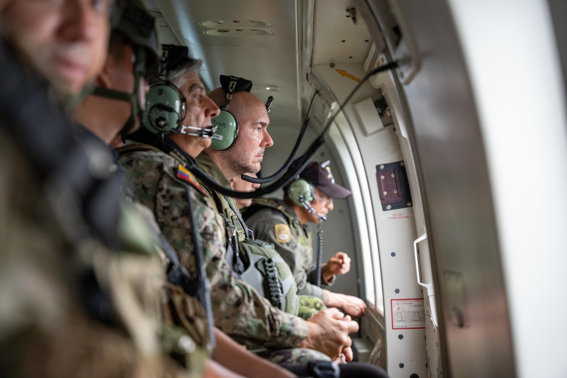 El ministro de defensa de Ecuador, Gian Carlo Lofredo (c), recorre junto a integrantes del ejercito ecuatoriano este miércoles, el sector de Alto Punino (Ecuador). EFE/ Mauricio Torres
